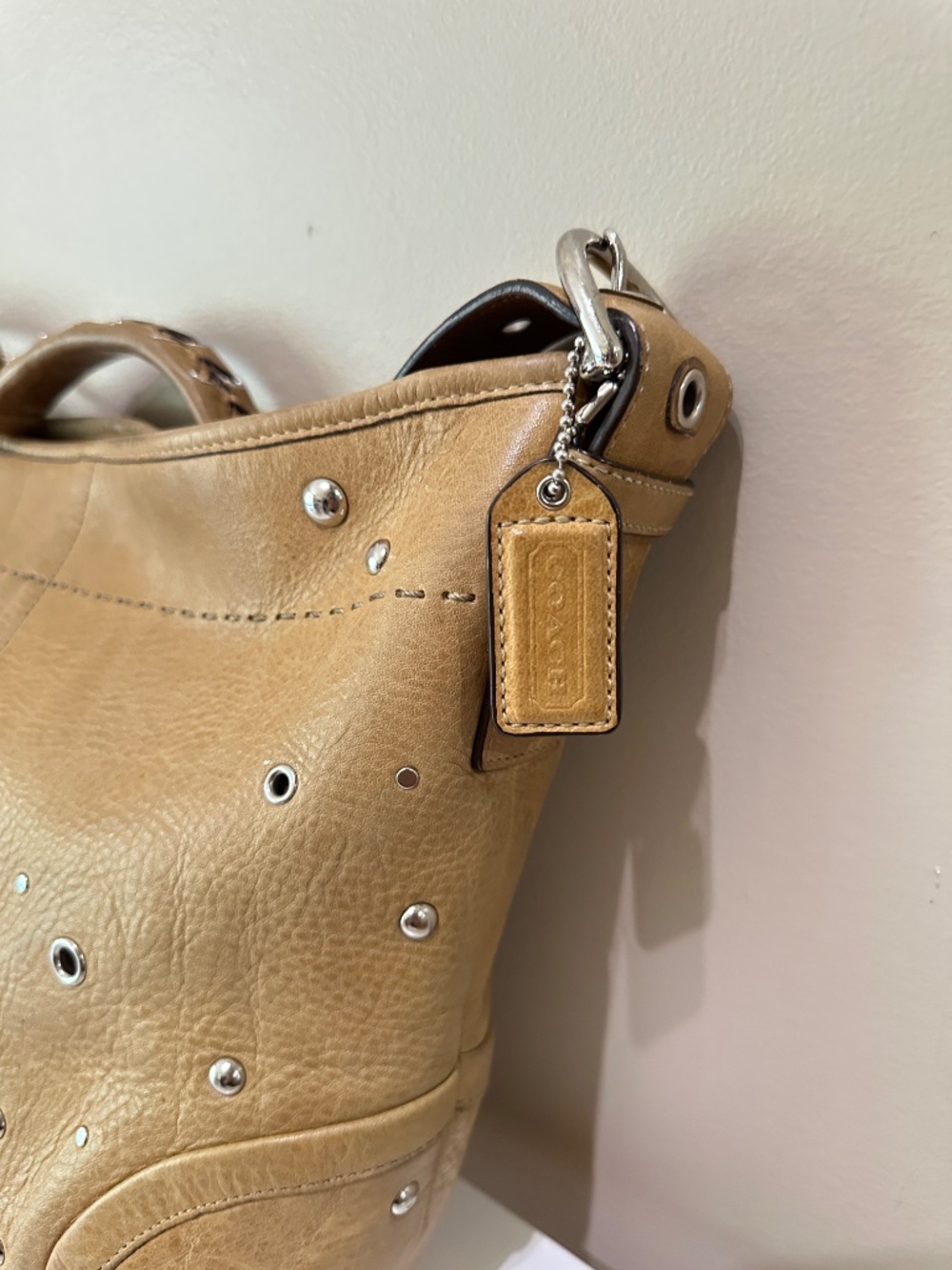 Vintage Coach Soho Studded Demi Hobo HandBag Camel Brown Leather F10932 Y2K - Picture 2 of 16